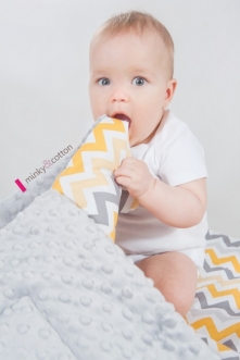 Mięciutki kocyk minky w szare zygzaki.