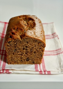 Chlebek bananowy z masłem orzechowym i czekoladą