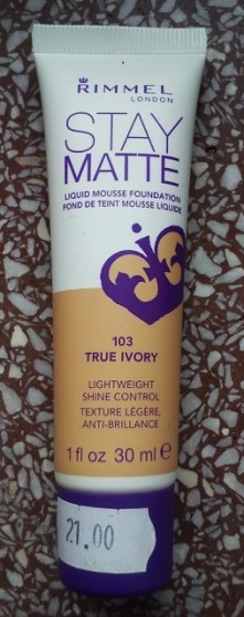 podkład matujący o konsystencji delikatnego kremu pozostawia skórę matową na długo. Lekka formuła. Bez efektu maski