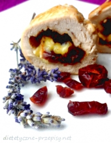 Rolady z kurczaka z żurawiną i serem camembert – 4 roladki po 170 kcal