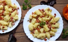 SKŁADNIKI :
1 kg ziemniaków
1 miseczka - flaczarka ziemniaków ugotowanych, ostudzonych
1 jajko
3 łyżki mąki pszennej
1 łyżka mąki ziemniaczanej
DODATKOWO :
1 cebula
1 kiełbasa z...