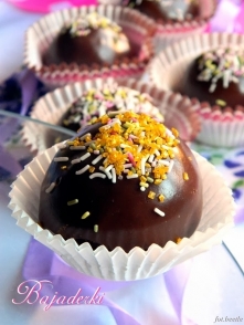 Bajaderki
Składniki:

80 - 90 dag pokruszonych ciastek, ciast, muffinek, itp. (bez masy kremowej, bez żelatyny, bez owoców, mogą być z bakaliami)
pół szklanki mleka
pół szklanki...