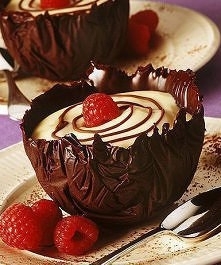 deser budyniowy w czekoladowej miseczce :)