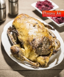 PIECZONA KACZKA Z PODROBAMI
Składniki:

    1 kaczka (około 2 kg)
    2 łyżeczki majeranku
    2 łyżeczki papryki słodkiej
    1 łyżeczka tymianku
    1/2 łyżeczki suszonego czo...