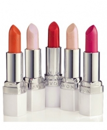 Avon, Szminka pielęgnacyjna.

Jak dla mnie nawet fajny produkt. Szminka lekko się błyszczy na ustach, nadaje im delikatny kolor, nawilża  ma estetyczne i eleganckie opakowanie.M...