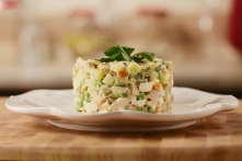 Składniki:
250 g ziemniaków
150 g marchewki
15 szt. jajek przepiórczych
400 g filetu z kurczaka
150 g świeżego zielonego groszku
50 g szczypioru
150 g korniszonów
300 g majonezu...