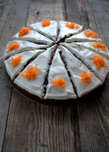 pyszne i szybkie w wykonaniu ciasto marchewkowe- idealne dla niespodziewanych gości- po przepis kliknij w zdjęcie