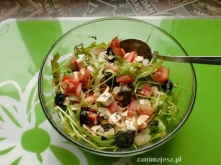 Prosta i pyszna sałatka z rukoli i sera pleśniowego