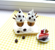 Kolczyki-miniaturowe pucharki z deserem kawowym, wysokość całkowita to ok. 4cm