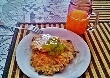 Oto jedno z moich śniadań ;) Omleciki z kilku rodzajów płatków + wyciśnięty sok z pomarańczy. Mniaami ^^