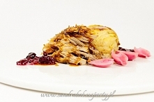 Długo-pieczona łopatka z wieprzowiny, podana z zapiekanką ziemniaczaną, marynowaną cebulą i sosem żurawinowym