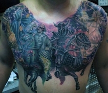 tatuaż męski na piersi