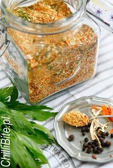 Mieszanka suszonych warzyw do zup - "domowa vegeta"
Warzywa kup z ekologicznej produkcji lub znanego i zaufanego źródła. Wbrew pozorom nie jest to aż takie trudne. Zio...