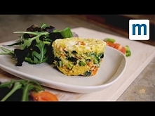 składniki:
1 łyżeczka masła
1 jajko
1 i pół łyżki mleka
szczypta soli i szczypta pieprzu
2 łyżki startego sera
1 pokruszona kromka chleba
Oraz na cokolwiek innego masz ochotę. W...