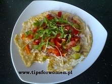 Dietetyczna pizza (omlet) <3
Składniki:
- 1 żółtko,
- 4 białka,
- przyprawy według gustu na składniki,
- dodatki według uznania, np.: tuńczyk, papryka, ogórek, pomidor, rukol...