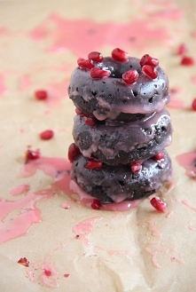 Donuty czekoladowe z granatem

Składniki:
3/4 szklanki mąki pszennej
1/4 szklanki kakao
1/4 szklanki cukru
1/2 łyżeczki sody
1/4 łyżeczki soli
5 łyżek oleju roślinnego
1/2 szkla...