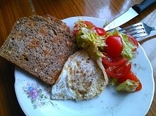 moje śniadanko... Jajko sadzone, grzanka, z sałatką z sałaty i pomidorków. Uwielbiam.