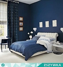 granatowo biała sypialnia
