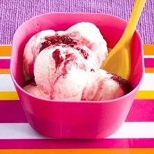 Zimne lody waniliowe z gorącymi malinami