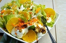 Lekka wiosenna pomarańczowa sałatka jako dodatek do mięs. idealna dla uważających na wagę i super zdrowa.