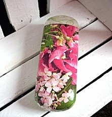 Etui na klasyczne okulary ozdobione metodą decoupage w piękny motyw kwiatów i napisów. Wielokrotnie lakierowane. Fabrycznie nowe.