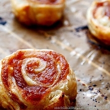 ślimaki z ciasta francuskiego


Nadzienie możemy wybrać dowolnie: marmolada, owoce lub czekolada (moje ulubione to chyba pokruszone kawałki czekolady, na zdjęciach jednak użyłam...