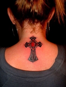 krzyże tatuaże na plecy damski
