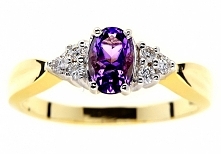 WZ 547 Szykowny, złoty pierścionek zaręczynowy z fioletowym ametystem naturlanym i dwoma brylantami  - GRAWER W PREZENCIE od GESELLE Jubiler

GESELLE.pl