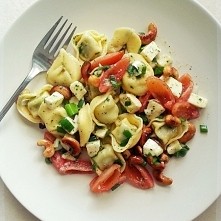 Pyszna sałatka z tortellini.
opakowanie tortellini (250g), mozarella, orzechy nerkowca, zielona cebulka, pomidorki koktajlowe, dowolny dressing (najlepiej zrobić go na bazie ole...