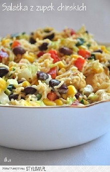 Sałatka z zupek chińskich Składniki: 1 pierś z kurczaka 2 zupki chińskie z curry 1/2 średniej kapusty pekińskiej 1 czerwona papryka 1 puszka kukurydzy 1 puszka czerwonej fasolki...