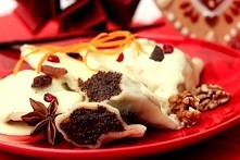 pierogi z makiem i bakaliami podane z sosem waniliowym

Składniki 

Ciasto:
mąka 150 g
żółtko 1 szt
olej 1 łyżka
sól do smaku
Farsz: 
(można kupić już gotową masę makową)
mak 10...