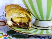 pierożki francuskie z nutellą i bananem

Szybki deser dla zapracowanych :)

1 opakowanie ciasta francuskiego
0,5 małego słoiczka nutelli
1 duży banan
1 rozkłócone jajo do posmar...