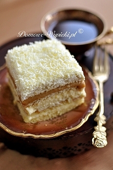 Biszkopt: 4 jaja ½ szklanki mąki pszennej ½ szklanki mąki ziemniaczanej ¾ szklanki cukru 1 łyżeczka proszku do pieczenia Masa budyniowa: 4 żółtka ¾ szklanki cukru 2 łyżeczki cuk...