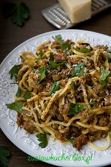 Bolognese z kurzą wątróbką