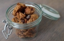 Szybkie i proste ciasteczka z cieciorki
Składniki:

    puszka cieciorki
    4 łyżki masła orzechowego
    4 łyżki syropu z agawy
    2 łyżki mąki z amarantusa
    2 łyżki mąki ...