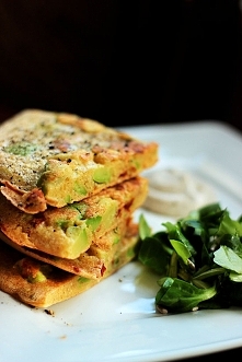 Bezglutenowy omlet jaglany z suszonymi pomidorami i awokado :)