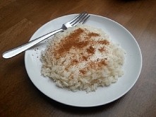 smak dzieciństwa. Robiła to danie mi moja mama, teraz ja robię swojej córce. Ryż polany śmietaną z cukrem i posypany cynamonem. proste i pyszne! :-)