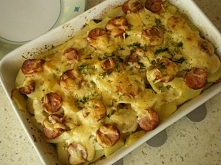 Dziś na obiad zapiekanka 
-miesko
-ziemniaczki
-kiełbaska 
-smietanko(lub pomysł na)
-jaja (tyle co ludkow do jedzenia
wszystkie skłaniki przekładamy ja urzywam ziemniakow gotow...