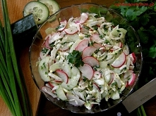 Surówka wiosenna z rzodkiewką i ogórkiem