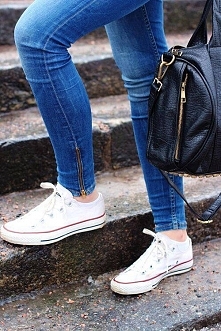 Co lubię najbardziej? Buty converse. Aktualnie posiadam 3 pary, w tym roku dobiję nawet do 5 (te białe również <3). Są cudowne, bardzo wygodne i pasują do każdej stylizacji.