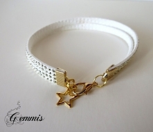 Bransoletka z białych płaskich rzemieni z dżetami, przy zapięciu złota gwiazdka