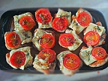 Składniki:
- pierś z indyka
- pomidorki cherry
- ser pleśniowy typu Brie
- sól
- pieprz ziołowy
- kilka listków świeżego oregano

Wykonanie:
Pierś indyka kroimy na niewielkie ka...