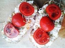 pieczywo pełnoziarniste, pasta jajeczna, kiełki i pomidory koktajlowe :) lubię :)