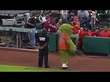 SECURITY GUARD VS MASCOT DANCE OFF!