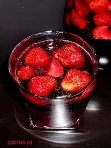 Składniki:

2 szklanki truskawek
5 łyżeczek cukru
pół butelki wytrawnego wina czerwonego
woda gazowana pomarańczowa (ok. pół litra)
Przygotowanie:

Truskawki obrać, pokroić na p...