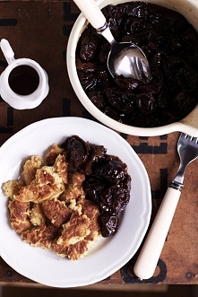 Amarantusowy omlet z suszonymi śliwkami