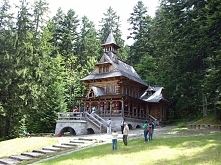 Kaplica na Jaszczurówce w Zakopanem latem.