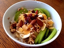 Owsianka "na bogato" :) Płatki owsiane, banan, kiwi, orkisz preparowany, płatki kukurydziane, migdały, nerkowce, żurawina. Jest moc!