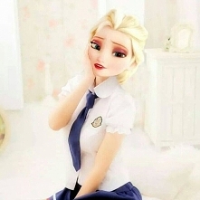 Elsa w szkolnym mundurku. Piękna!