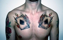 tatuaż karty na piersi